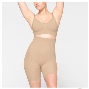 SKIMS - SEAMLESS SCULPT MID THIGH SHORT